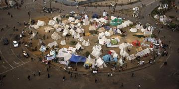 La place Tahrir et son campement de protestataires anti-Morsi, le 16 décembre 2012. REUTERS/Khaled Abdullah