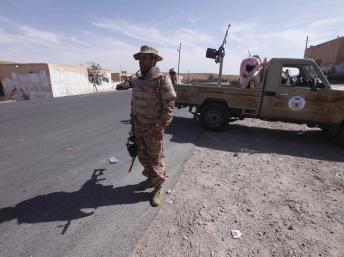 Un soldat de l'armée libyenne à Bani Walid. REUTERS/Ismail Zitouny