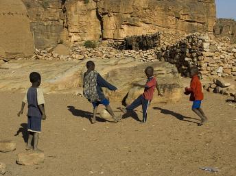 Des enfants maliens jouant au football. Jelle Jansen/Wikimedia Commons