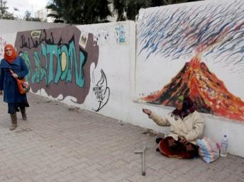 Une femme demande l'aumône dans une rue de Sidi Bouzid le 11 décembre 2012, ville où Mohamed Bouazizi s'est immolé par le feu il y a deux ans. AFP/ Khalil