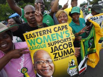 Des partisans de Jacob Zuma brandissent une banderole à son effigie à Bloemfontein, le 17 décembre 2012. REUTERS/Mike Hutchings