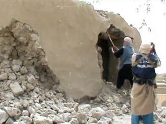 Capture d'écran d'une vidéo montrant des islamistes détruisant un mausolée à Tombouctou, en juillet 2012. AFP PHOTO
