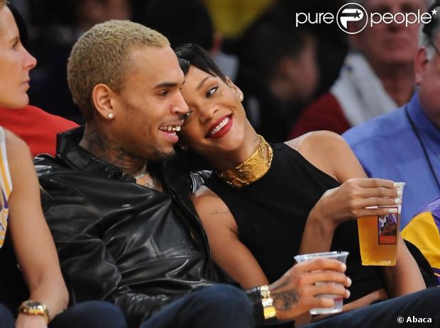 (People) Rihanna : Sexy et amoureuse au bras de Chris Brown, un Noël complice !