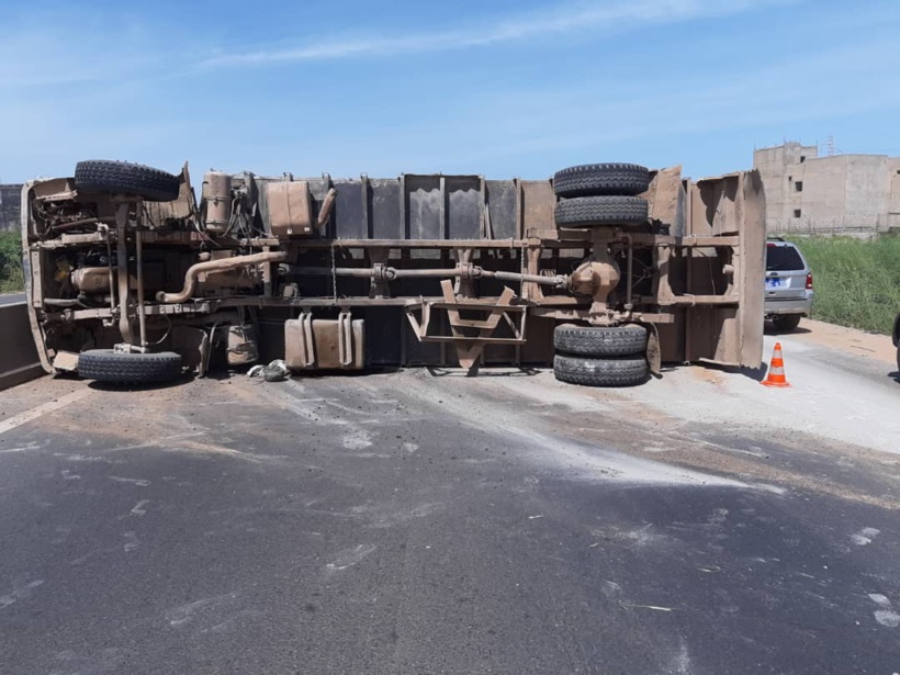 Un camion se renverse sur Autoroute de l’Avenir à hauteur de Rufisque: la circulation au ralenti