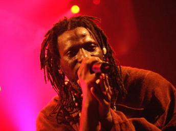 L'artiste ivoirien Tiken Jah Fakoly chante pour le Mali