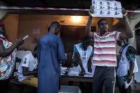 Présidentielle en Guinée: deux commissaires se retirent des travaux de totalisation des résultats