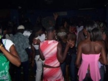 RCA: à Bangui, des «boîtes de jour» pour oublier la crise