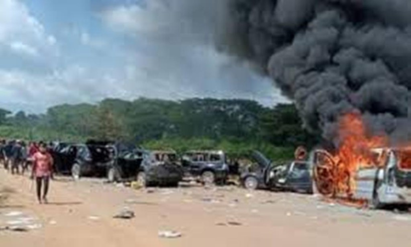 Côte d'Ivoire : Yamoussoukro, un convoi de la CEI attaqué par des militants du PDCI qui l'incendient Côte d'Ivoire : Yamoussoukro, un convoi de la CEI attaqué par des militants du PDCI qui l'incendient
