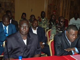 Des représentants du pouvoir, de l’opposition et de la rébellion (à gauche, Michel Djotodia de la Seleka) sont conviés au palais de la Renaissance de Bangui, jeudi 17 janvier. REUTERS/Levis Boussougou