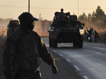 Un militaire malien encadre un convoi de militaires français quittant Bamako, Mali, le 15 janvier 2013. AFP PHOTO/ISSOUF SANOGO
