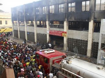 Un incendie a ravagé le principal marché de Lomé, au Togo, le 12 janvier 2013. REUTERS/Noel Kokou Tadegnon