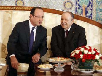 François Hollande et Abdelaziz Bouteflika, le 19 décembre 2012. Reuters