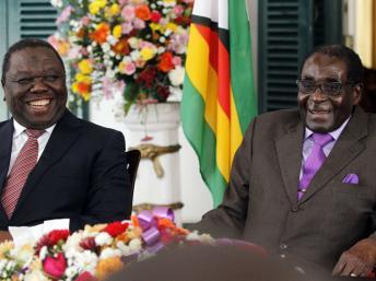 Le président du Zimbabwe Robert Mugabe et son Premier ministre Morgan Tsvangirai à Harare, le 17 janvier 2013, après être parvenus ensemble à un accord sur une nouvelle Constitution. REUTERS/Philimon Bulawayo