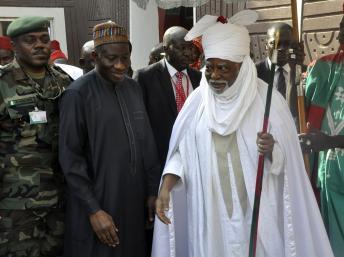 L'émir Ado Bayero (ici avec le président Goodluck Jonathan le 22 janvier 2012) est sorti indemne de l'attaque. REUTERS/Stringer