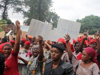 La colère de femmes de bérets rouges, à Bamako, le 16 juillet 2012. Photo AFP/Habibou Kouyate