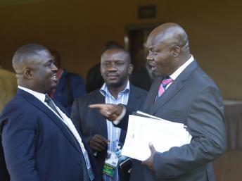 Le député d'opposition congolais Roger Lumbala (d) à Kampala, le 11 janvier 2013. REUTERS/James Akena