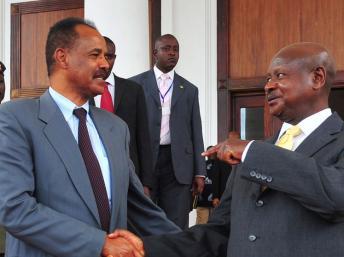 Le président érythréen Issaias Afeworki (g) rencontre le président ougandais Yoweri Museveni, à Entebbe, en Ouganda, le 16 août 2011. Reuters/J.Akena