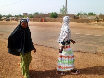Deux habitantes de Kidal, le 7 août 2012. AFP PHOTO / ROMARIC OLLO HIEN