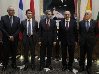Cinq ministres de l'Intérieur côte à côte à Rabat (Maroc), le 25 janvier 2013 : le ministre délégué marocain Charki Draiss, Manuel Valls (France), Mohand Laenser (Maroc), Jorge Fernandez Diaz (Espagne), Miguel de Macedo (Portugal).