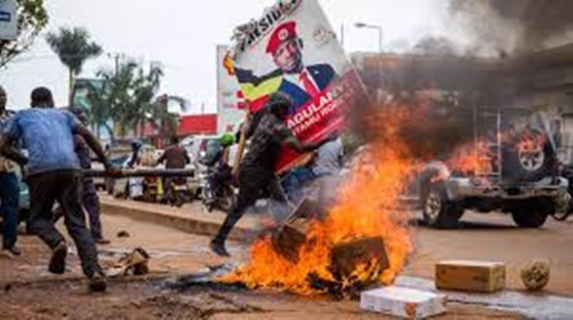 Présidentielle en Ouganda : les tensions redoublent après l'arrestation de l'opposant Bobi Wine Présidentielle en Ouganda : les tensions redoublent après l'arrestation de l'opposant Bobi Wine