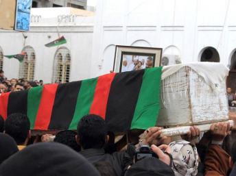 Des habitants de Misrata transportent le cercueil de Cheikh Mohamed Ben Othman, un leader Frère musulman le 27 janvier 2013. AFP PHOTO/STR