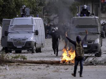 Des affrontements font rage dans plusieurs grandes villes d'Egypte (ici au Caire, le 27 janvier). REUTERS/Amr Abdallah Dalsh