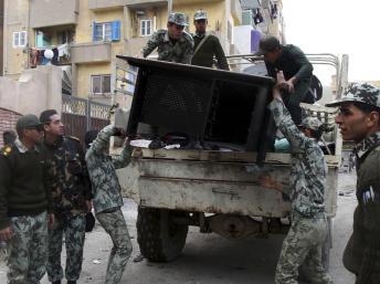 Suez, le 28 janvier. Des soldats égyptiens évacuent des fournitures d'un poste de police saccagé et incendié. REUTERS/Stringer