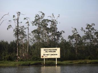 Un panneau d'avertissement de la compagnie Shell le long de la rivière Nembe dans l'Etat riche en pétrole de Bayelsa. REUTERS/Akintunde Akinleye /Files