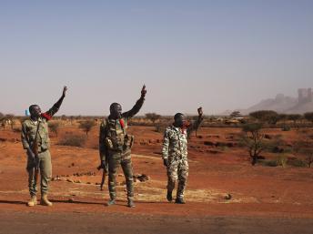 A Douetza, des soldats maliens saluent leurs frères d'arme en partance pour Gao. 30 janvier 2013. REUTERS/Joe Penney