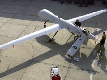 Un drone Predator à l'inspection sur le tarmac d'une base aérienne militaire américaine, dans le Nevada.