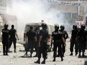 Des policiers dans une rue du quartier Ettadhamen de Tunis, en juin 2012.