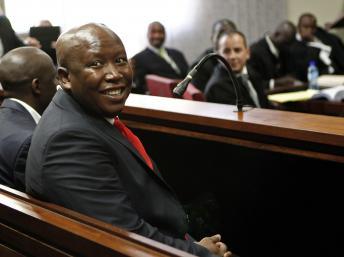 Julius Malema au tribunal de Polokwane, le 26 septembre 2012, où il a été inculpé de blanchiment d'argent. REUTERS/Siphiwe Sibeko