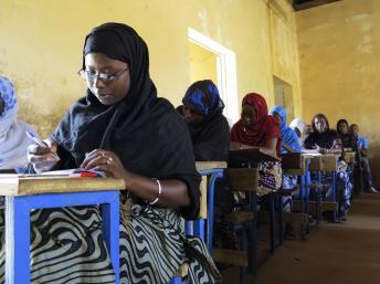 A Gao, les islamistes du Mujao avaient imposé le port du voile. Ici dans une salle de classe, en septembre 2012. REUTERS/Adama Diarra