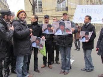 Manifestation de soutien à Tahar Belabès, devant l'ambassade d'Algérie à Paris le 5 janvier 2013. DR