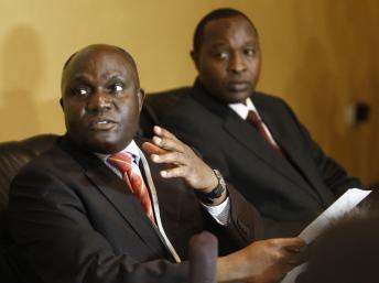 Crispus Kiyonga (g), le ministre de la Défense et médiateur ougandais. REUTERS/James Akena