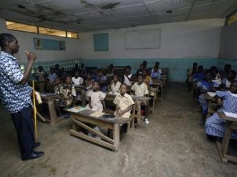 Un instituteur enseigne à des élèves de primaire dans une école à Bouaké, en Côte d’Ivoire. (AFP / Kambou Sia)