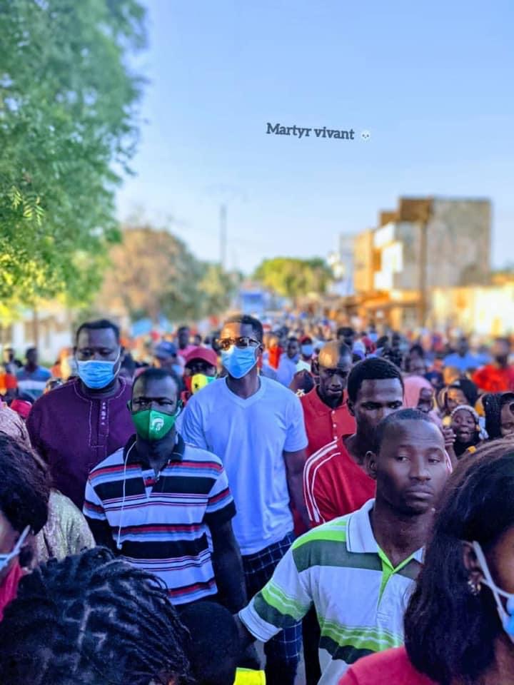 Mboro: Guy Marius participe à la marche de milliers de populations pour le départ d’Aquatech