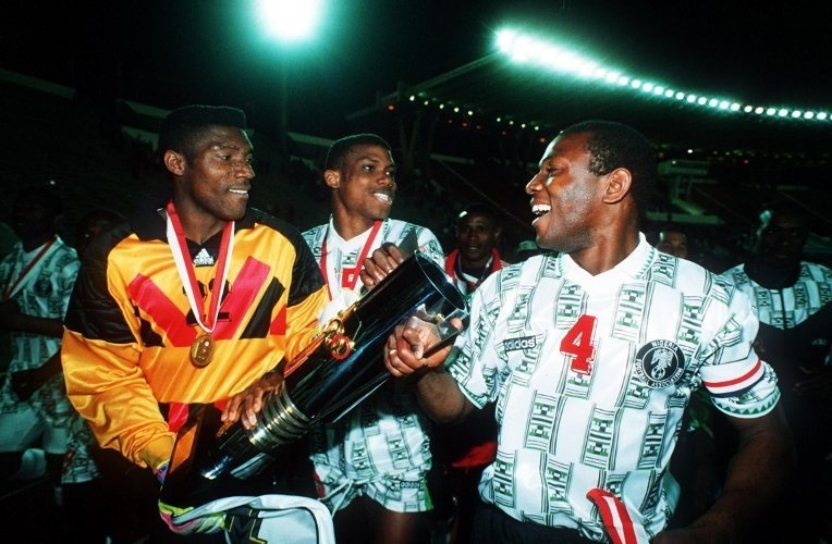 Stephen Keshi vainqueur de la CAN 1994 en Tunisie avec Peter Rufai et Sunday Oliseh