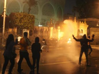 Des manifestants des sont opposés aux Frères musulmans près du palais présidentiel au Caire, le 11 février 2013. REUTERS/Asmaa Waguih