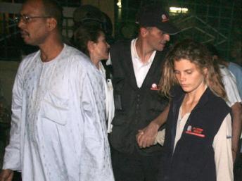 Eric Breteau (derrière au milieu) et Emilie Lelouch (d) après le verdict de la justice tchadienne, le 26 décembre 2007. (Photo : Reuters)