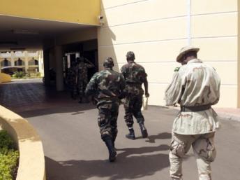 Des représentants des bérets rouges, fidèles au président renversé ATT, s'apprêtent à rencontrer le Premier ministre malien à Bamako. AFP PHOTO/HABIBOU KOUYATE