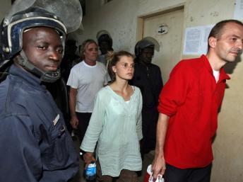 Alain Peligat, Emilie Lelouch et Eric Breteau à Ndjamena, le 24 décembre 2007. . AFP PHOTO / PASCAL GUYOT