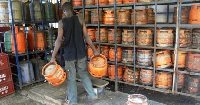 Pénurie de gaz butane : Les travailleurs du gaz et du pétrole badent leur muscle