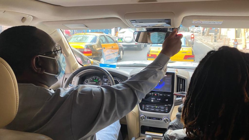 Arrêt sur image ! Sans escorte au volant d’un véhicule, le Président Macky Sall avec sa fille dans la circulation dakaroise