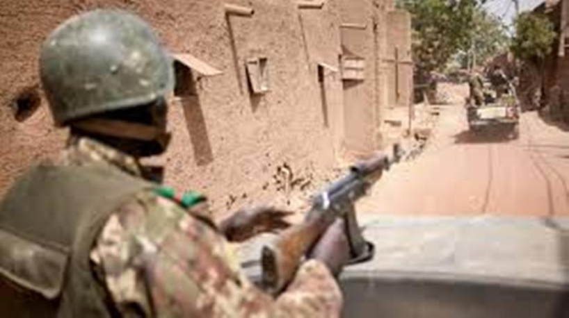 Au Mali, l'armée annonce avoir tué une dizaine de jihadistes présumés près du Burkina Faso Au Mali, l'armée annonce avoir tué une dizaine de jihadistes présumés près du Burkina Faso