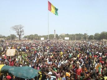 Des opposants manifestent à Conakry pour demander la tenue d'élections libres le 18 février 2013. Reuters / Samb