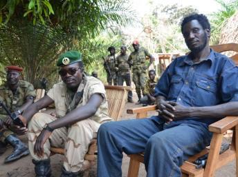 Le chef d’état-major de la Seleka, le général Issa Issaka (d) et le chef des opérations le général Arda Hakouma à Famara, le 18 janvier 2013. AFP / Fort