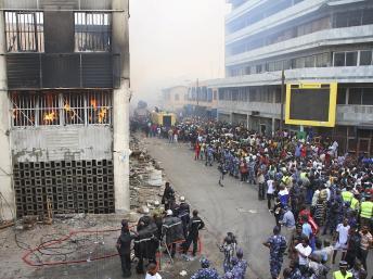 Le 12 janvier 2013, un incendie a ravagé le grand marché de Lomé. REUTERS/Noel Kokou Tadegnon