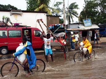 Dans les rues inondées de Tulear, à Madagascar, le 23 février 2013 après le passage du cyclone Haruna. AFP PHOTO / ANDREEA CAMPEANU