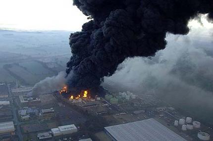 Dernière minute - les mécaniciens créent un gros incendie à l'ancienne piste, la gendarmerie se déploie